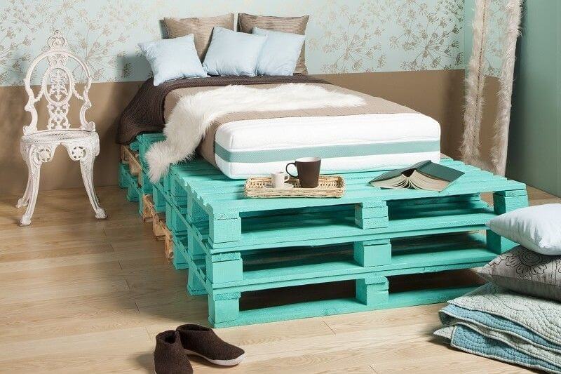 Кровать из поддонов зеленая